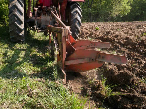 Mezőgazdasági Gépek Művelése Talajelőkészítés Vetésre Traktor Szántás Területen Egy Napsütéses — Stock Fotó