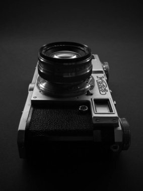 Eski bir Rus ya da Sovyet profesyonel DSR kamerası, siyah arkaplana karşı eski fotoğrafçılık ekipmanlarının silüeti..