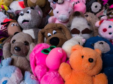 Çocuk oyuncaklarıyla dolu bir çerçeve, çocukluktan kalma eski püskü oyuncak ayılar.