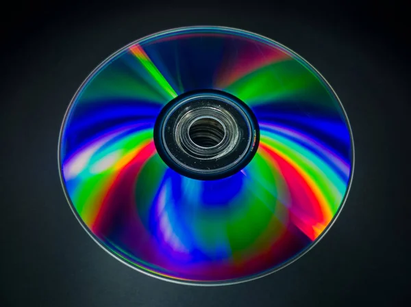 Rainbow Kleuren Onderkant Van Een Dvd Tegen Een Donkere Achtergrond — Stockfoto