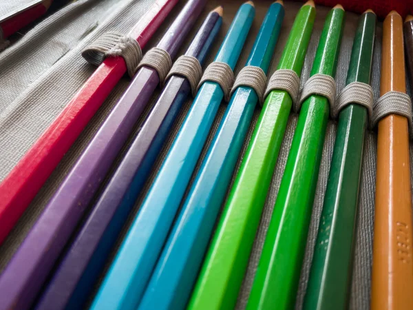 Kalem Kutusunda Kullanılmış Tahta Kalemler Çizim Için Okul Malzemeleri — Stok fotoğraf