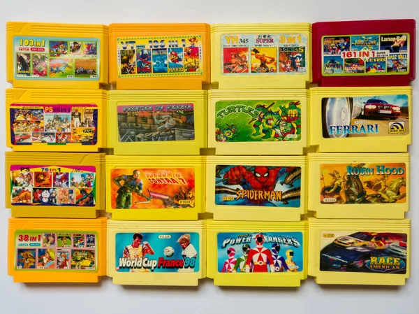 Beyaz arka planda eski video oyunları koleksiyonu, oyun konsolu için klasik plastik kartuşlar, geçmişe dönük nostaljik teknoloji