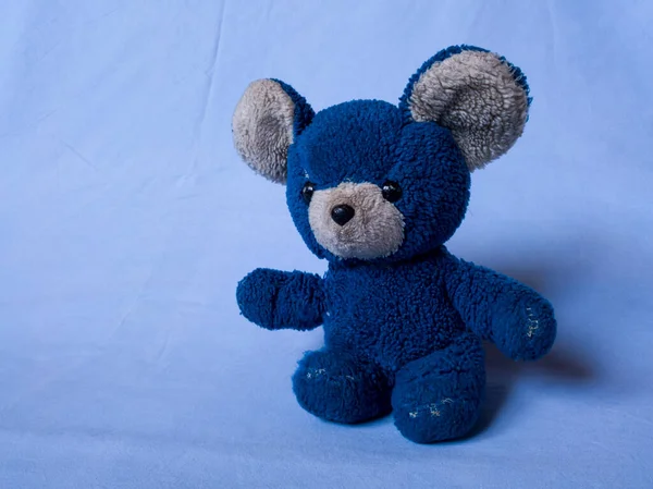 Odizolowana Zabawka Dla Dzieci Tle Niebieskiej Tekstury Pluszowy Miś Dzieciństwa — Zdjęcie stockowe