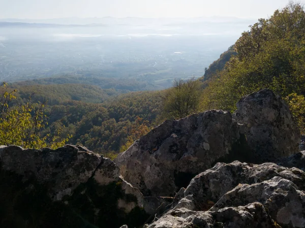 Γραφική Θέα Από Βουνό Κοζάρα Στην Κοιλάδα Γεμάτη Ομίχλη Και — Φωτογραφία Αρχείου