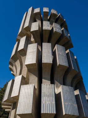 Güneşli bir günde Kozara Ulusal Parkı 'ndaki Devrim Anıtı (Spomenik Slobode)