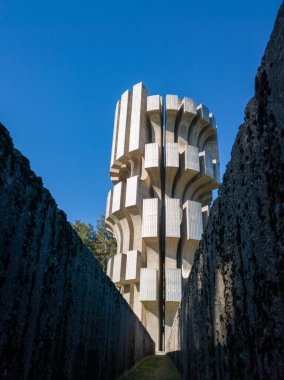 Güneşli bir günde Kozara Ulusal Parkı 'ndaki Devrim Anıtı (Spomenik Slobode)