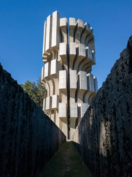 Güneşli bir günde Kozara Ulusal Parkı 'ndaki Devrim Anıtı (Spomenik Slobode)