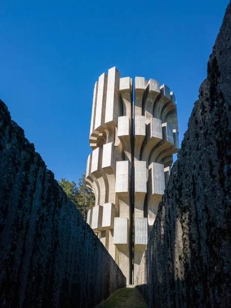 Güneşli bir günde Kozara Ulusal Parkı 'ndaki Devrim Anıtı (Spomenik Slobode)
