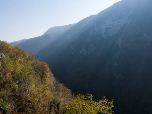 Ακτίνες Φωτός Στην Ομίχλη Πάνω Από Φαράγγι Του Ποταμού Ugar — Φωτογραφία Αρχείου