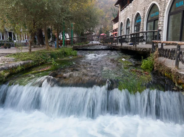 Plava Voda Patak Kaszkádokkal Travnikben Ősszel Este Folyamán — Stock Fotó