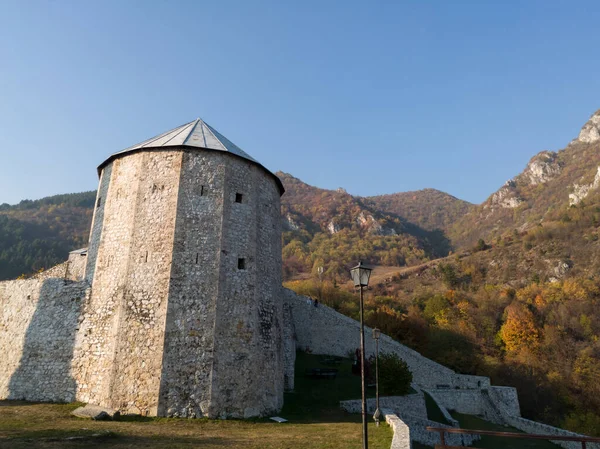 Ιστορικό Ορόσημο Παλιό Φρούριο Στο Τράβνικ Έναν Πύργο Στους Πρόποδες — Φωτογραφία Αρχείου