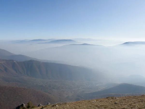 Vista Panorâmica Montanha Vlasic Para Vale Cheio Nevoeiro Picos Montanha — Fotografia de Stock