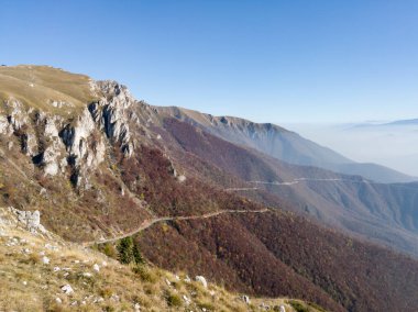 Güneşli bir günde sonbaharda Vlasiç Dağı 'nın dik kayalık uçurumlarının manzarası.