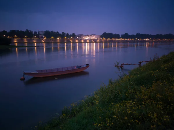 Sava Nehrinin Sakin Manzarası Ahşap Rıhtımın Yanında Demirli Bir Balıkçı — Stok fotoğraf