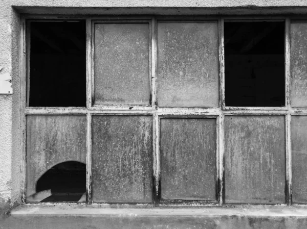 Detalhe Antigo Salão Industrial Abandonado Duas Fileiras Janelas Com Vidro — Fotografia de Stock