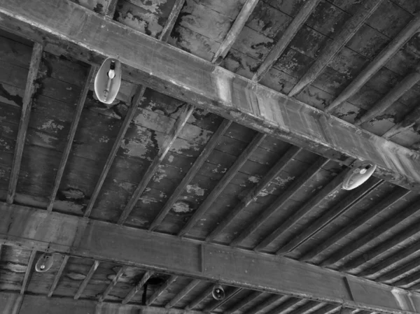 Βρώμικη Οροφή Μονάδες Φωτισμού Προβολείς Λάμπες Μια Παλιά Εγκαταλελειμμένη Βιομηχανική — Φωτογραφία Αρχείου
