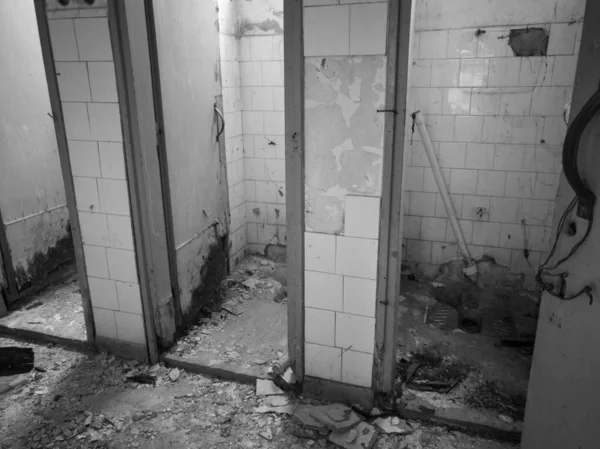 Interior Viejo Desordenado Baño Abandonado Ruinas Con Cabañas Puertas Rotas —  Fotos de Stock