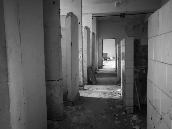 Стара Покинута Безладна Кімната Душем Пілінгом Стін Настінною Плиткою — стокове фото