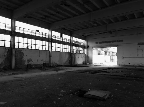 Interior Abandoned Empty Industrial Hall Broken Glass Windows Peeling Walls — Stock Photo, Image