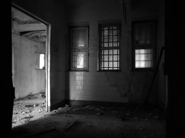 Verlassene Chaotische Leere Zimmer Mit Heruntergefallenen Wandfliesen Und Schmutzigen Fenstern — Stockfoto