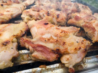 Hızlı ve lezzetli yemek kavramı. Izgarada kızarmış et..