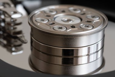 Diskin içindeki Milli parçasını kapat, Milli tabakları yerinde tutar ve döndürür