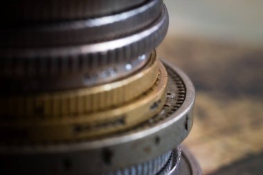 Çeşitli madeni paraların kenarları üst üste istiflenmiş, sazlanmış ve dekore edilmiş, çizikler ve aşınma hasarıyla işlenmemiş metal paralar.