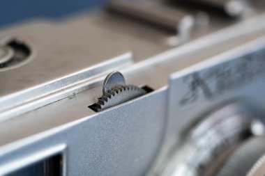 Analog kamera gövdesine odaklan. Yakın çekim, eski kameranın bir parçası.