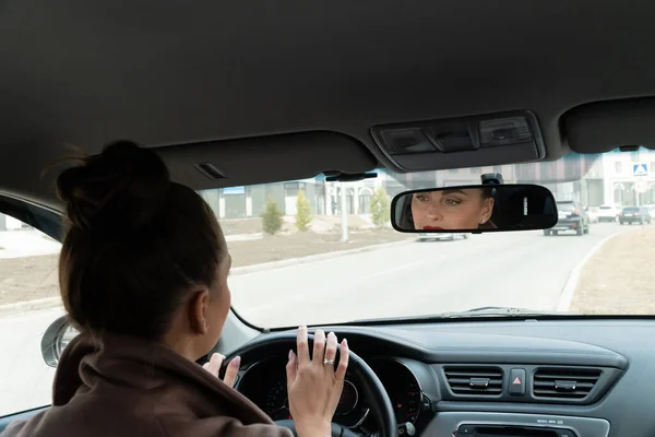 年轻的女司机坐在车里 驾驶汽车的女司机 在车里惹事的女人 — 图库照片