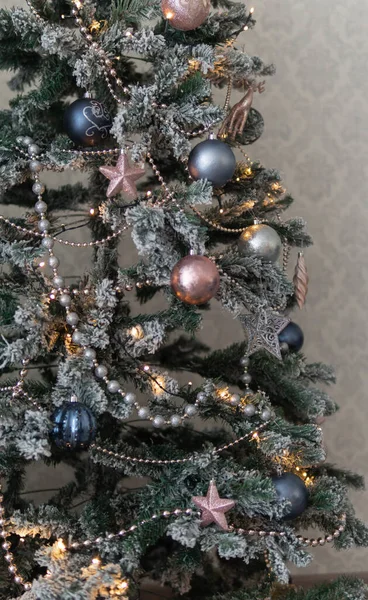 Цінні Різдвяні Прикраси Блакитні Рожеві Срібні Прикраси Вибіркове Фокусування Дерево — стокове фото