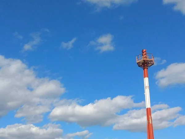 Single Red White Painted Radio Signal Tower White Clouds Blue — Stock Photo, Image