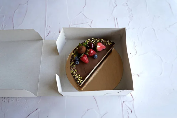 Metade Bolo Chocolate Decorado Com Bagas Frescas Uma Caixa Embalagem — Fotografia de Stock