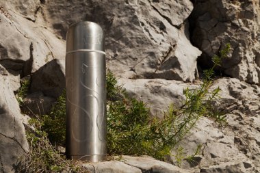 Bir turist çeliği termosunun üzerinde bir oyma var..