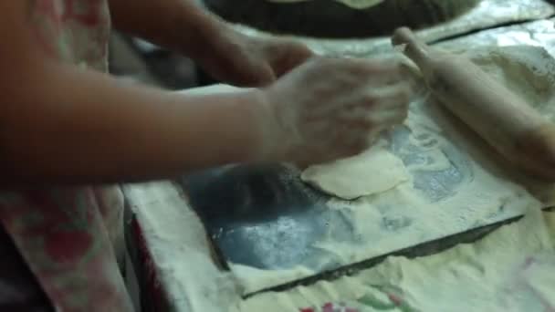 Gotowanie Przygotowywanie Indyjskiego Chleba Rumali Roti — Wideo stockowe