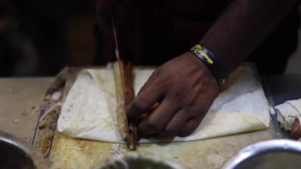 Man Die Schapenvlees Verpakt Zoekt Naar Kabab Rumali Roti Indiaas — Stockvideo