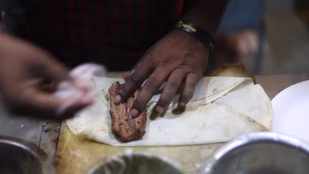Hombre Envolviendo Cordero Seekh Kabab Rumali Roti Pan Indio Mutton — Vídeo de stock