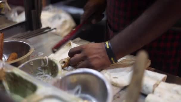 Человек Заворачивающий Баранину Sekh Kabab Rumali Roti Индийский Хлеб Баранина — стоковое видео