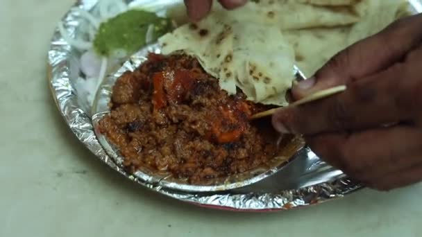 Człowiek Jedzący Indyjski Chleb Rumali Roti Sosem Soja Chaap Ulicy — Wideo stockowe