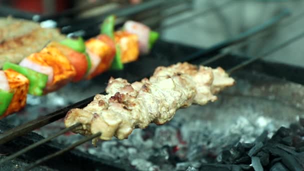 在印度木炭烤架上烤马来提卡鸡肉 鸡的封口 — 图库视频影像