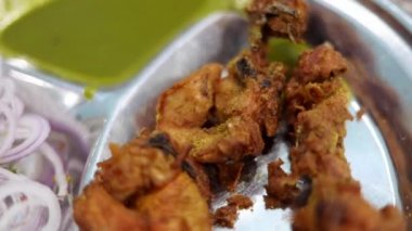 Limon, soğan ve yeşil nane aromalı gümüş tabakta kızarmış tavuk.. 