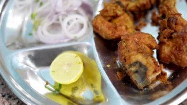 Limon, soğan ve yeşil nane aromalı gümüş tabakta kızarmış tavuk.. 