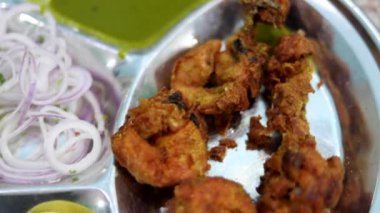 Limon, soğan ve yeşil nane aromalı gümüş tabakta kızarmış tavuk.. 