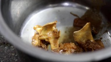 Koyun eti parçaları ya da nihari çelik bir tencerede.