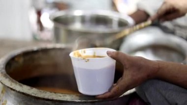 Plastik bir kutuda Nihari sosu paketliyorum..