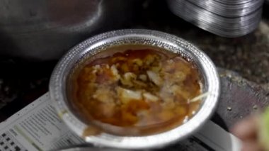 Nagar Delhi, Zakir 'deki ünlü Javed Nihar' da nihari garnitürü.