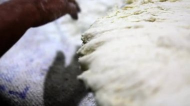 Hamuru elle yoğurduktan sonra Tandoor 'da Hint ekmeği yapmak.