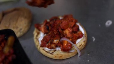 Tavuklu, soğanlı, tuzlu, biberli, mayonezli ve kremalı tavuk burgeri. Sokak usulü tavuk burger yapıyorum..