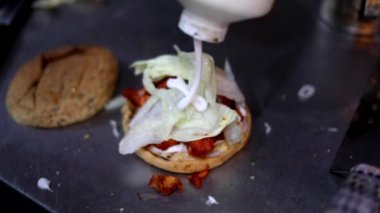 Tavuklu, soğanlı, tuzlu, biberli, mayonezli ve kremalı tavuk burgeri. Sokak usulü tavuk burger yapıyorum..