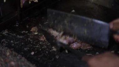 İnce dilimlere et kesmeye ve Hint usulü tavuk yahnisi için küçük parçalara yakın çekim.. 