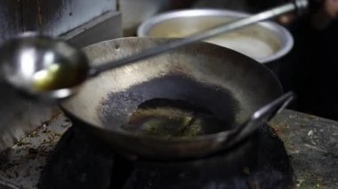 Tibetli anneler ve börekler için Hint tavasında kırmızı turşu sosu pişirmek. Kızarmış soğan, tuzlu ve diğer baharatlarla..